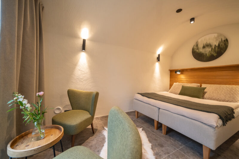 Schlafzimmer-Kaamos-Lodge-in-Finnisch-Lappland-Reisen-mit-Nordic-Skandinavien-Spezialist