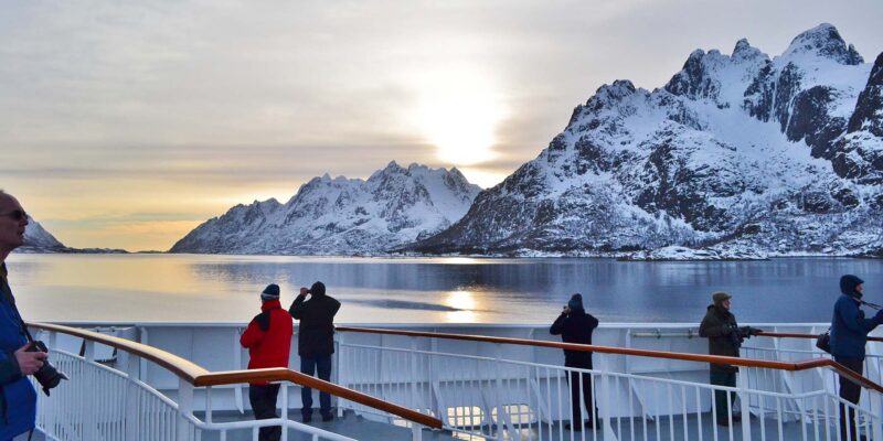 Winterliche-Landschaft-auf-dem-Deck-der-Hurtigruten-Seereisen-mit-Nordic-der-Skandinavien-Spezialist-©-Claire-Netting