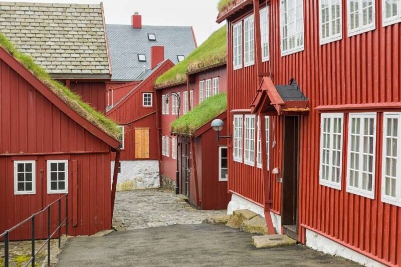 Bunte-Häuser-auf-den-Färöer-Inseln-mit-nordischem-Touch