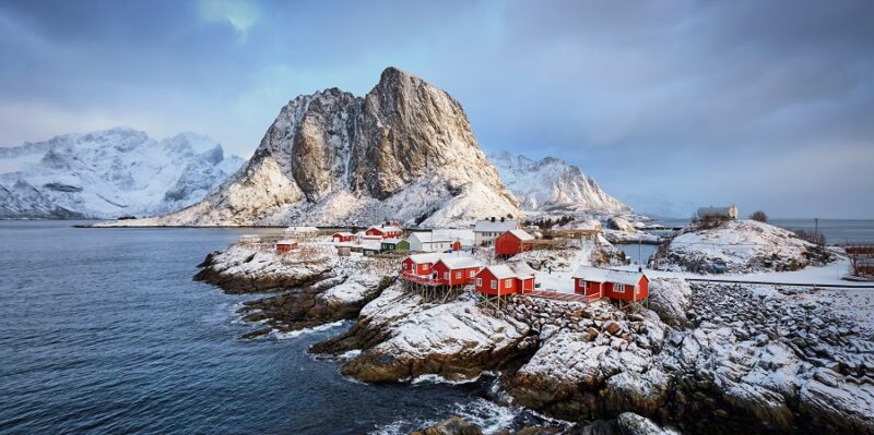 Lofoten-Inseln-Winterlandschaft-spitze-Berge-Fischerdorf-mit-rorbu