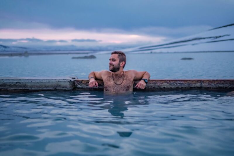 Mann-entspannt-in-heisser-Quelle-Reisen-nach-Island-mit-Nordic-der-Skandinavien-Spezialist