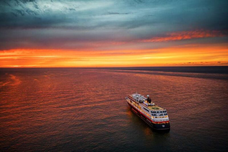 Seereise mit Hurtigruten unter der Mitternachtssonne in Norwegen mit Nordic
