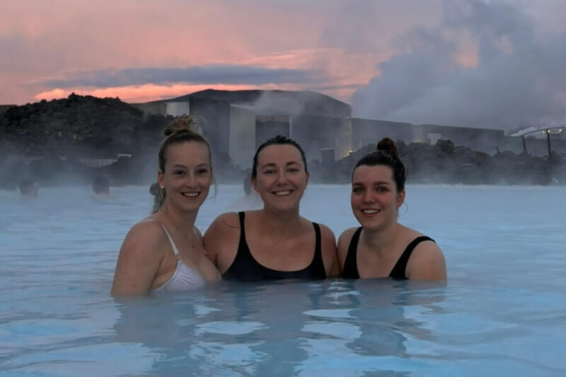 Menschen-in-heisser-Quelle-in-Island-im-Winter-Nordic