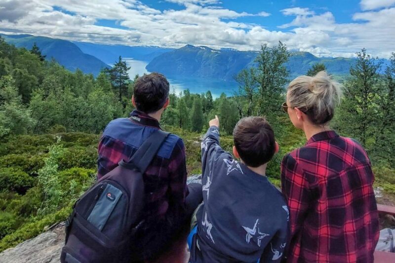 Familie-in-Norwegen-mit-Aussicht-auf-Fjord-Sanne-H-Reisen-mit-Nordic-der-Skandinavien-Spezialist