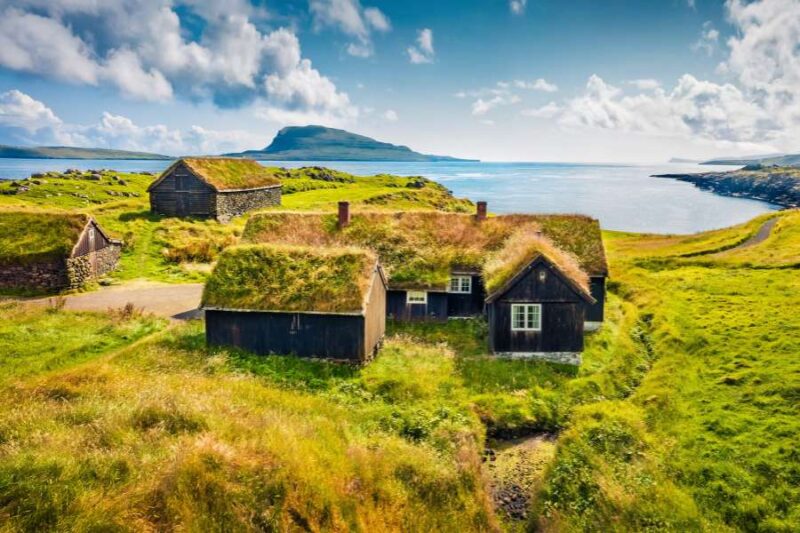 Haeuser-mit-Grasdach-auf-den-Faeroeer-Inseln-Reisen-nach-Skandinavien-mit-Nordic