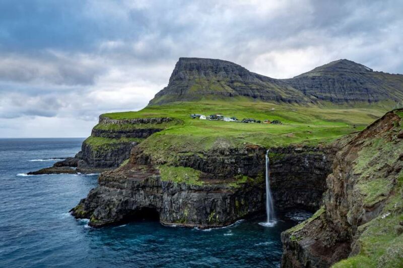 Klippen-mit-Wasserfall-auf-den-Faeroeer-Inseln-Reisen-nach-Skandinavien-mit-Nordic