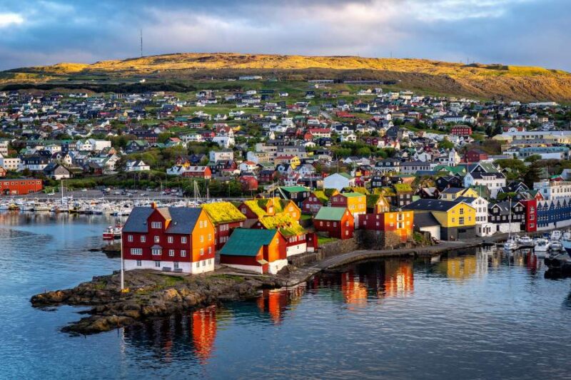 Torshavn-aus-der-Luft-fotografiert-auf-den-Faeroeer-Inseln-Reisen-nach-Skandinavien-mit-Nordic