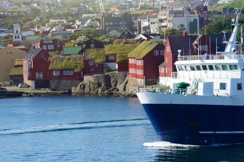 Traditionelle-Haeuser-mit-Grasdach-in-Torshavn-auf-den-Faeroeer-Inseln-Reisen-nach-Skandinavien-mit-Nordic