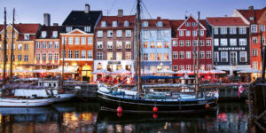 Kopenhagen-Nyhavn-farbige-Haeuser-in-Daenemark-Reisen-mit-Nordic-der-Skandinavien-Spezialist