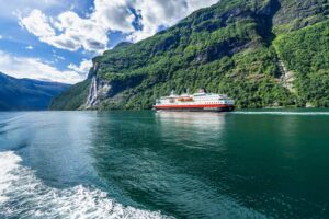 Schiff-auf-einer-Hurtigruten-Reise-entlang-der-norwegischen-Kueste-mit-Nordic-der-Skandinavien-Spezialist