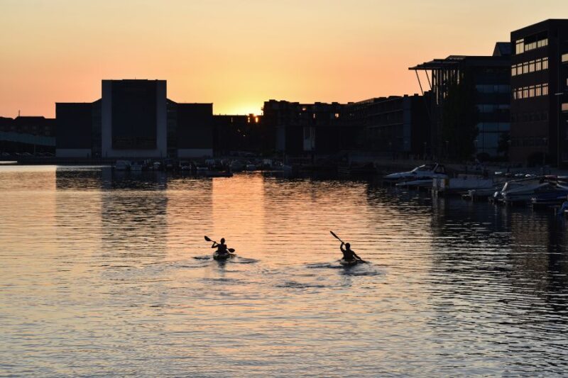 Kajak-fahren-im-Sommer-in-Kopenhagen-Reisen-nach-Dänemark-mit-Nordic-der-Skandinavien-Spezialist