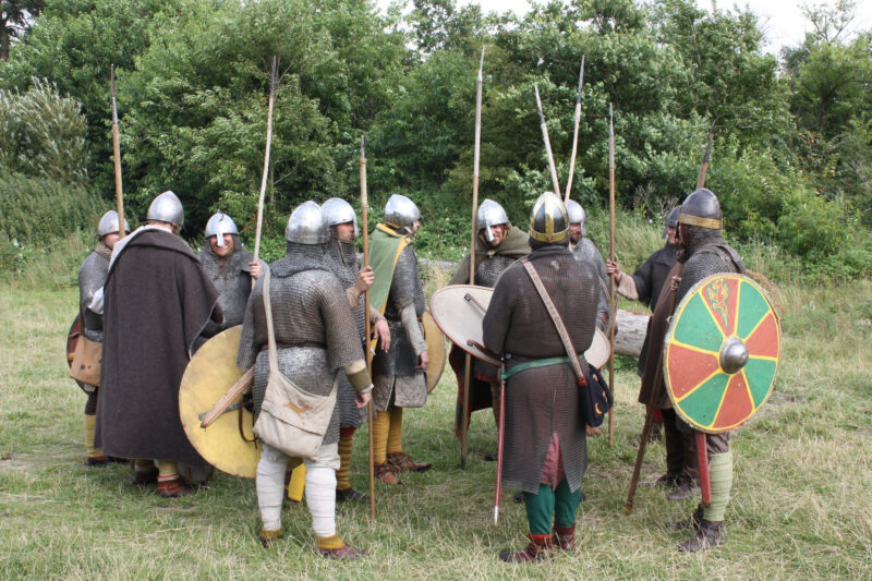 Ausgeruestete-Wikinger-in-Daenemark-Reisen-nach-Daenemark-mit-Nordic-der-Skandinavien-Spezialist
