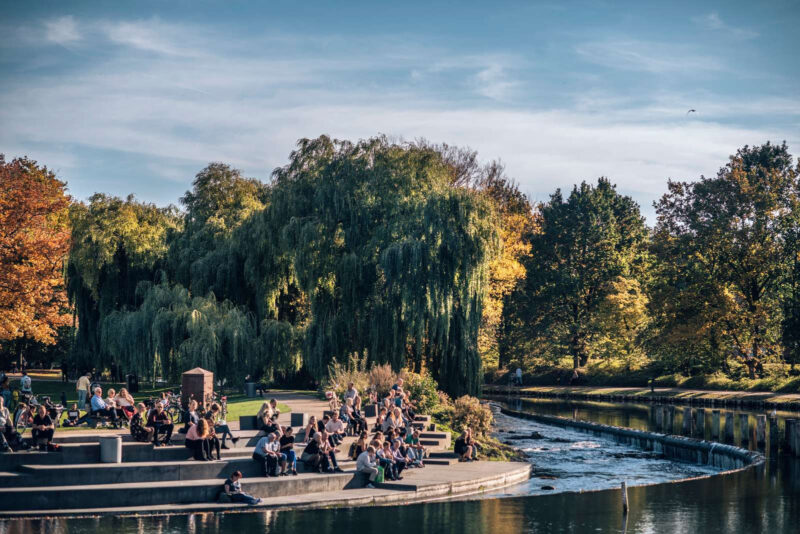 Entspannung-im-Munke-Mose-Park-in-Odense-Reisen-nach-Daenemark-mit-Nordic-der-Skandinavien-Spezialist