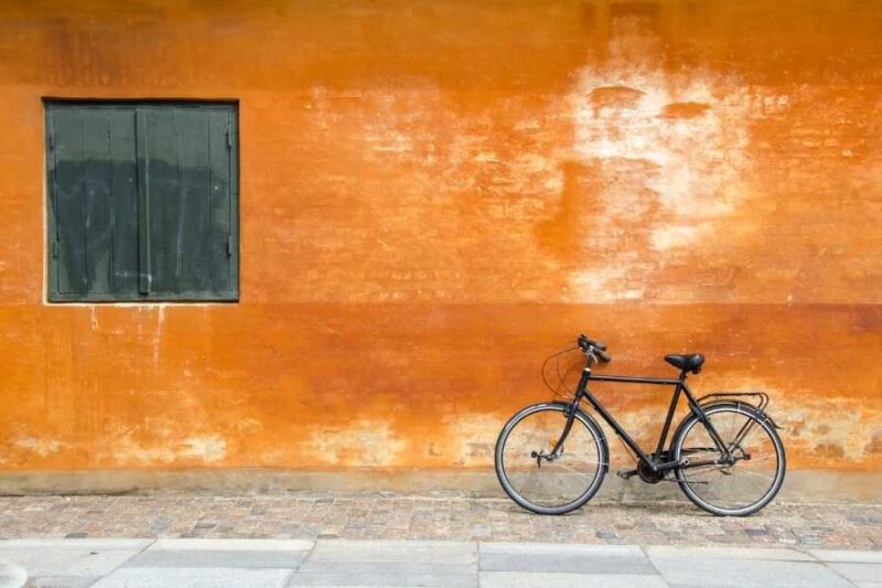 Fahrrad-an-einer-Mauer-Reisen-nach-Daenemark-mit-Nordic-der-Skandinavien-Spezialist