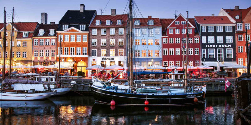 Kopenhagen-bunte-Haeuser-Reisen-nach-Daenemark-mit-Nordic-der-Skandinavien-Spezialist
