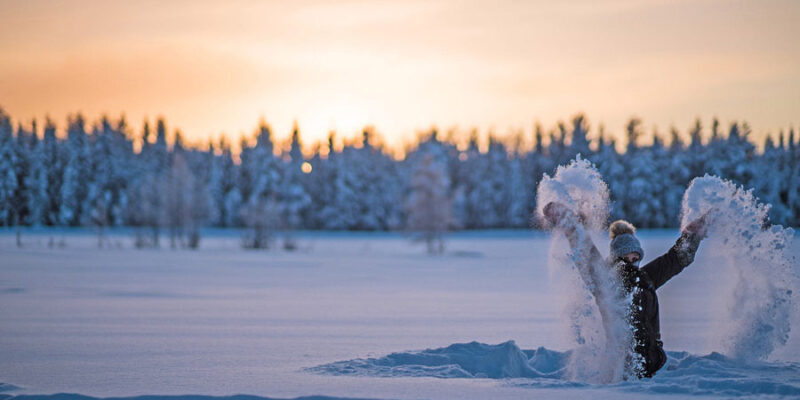 Person-spielt-im-Schnee-in-Lappland-Reisen-mit-Nordic-der-Skandinavien-Spezialist