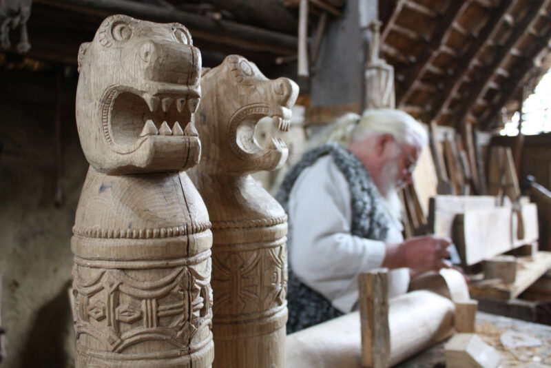 Wikinger-schnitzt-Holz-Skulptur-Viking-Center-Reisen-nach-Daenemark-mit-Nordic-der-Skandinavien-Spezialist