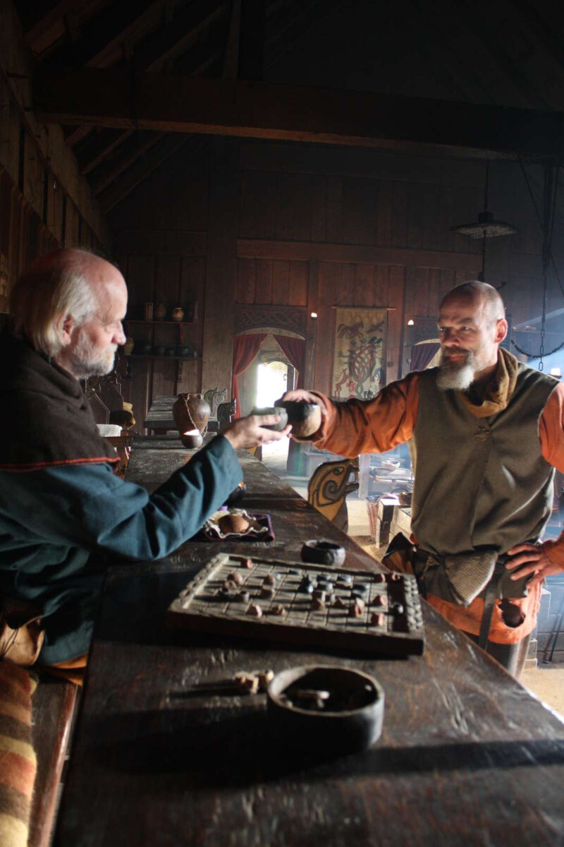 Wikinger-stossen-an-in-Langhaus-Viking-Center-Reisen-nach-Daenemark-mit-Nordic-der-Skandinavien-Spezialist