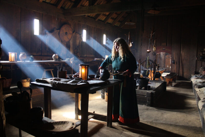 Wikingerfrau-kocht-Viking-Center-Reisen-nach-Daenemark-mit-Nordic-der-Skandinavien-Spezialist