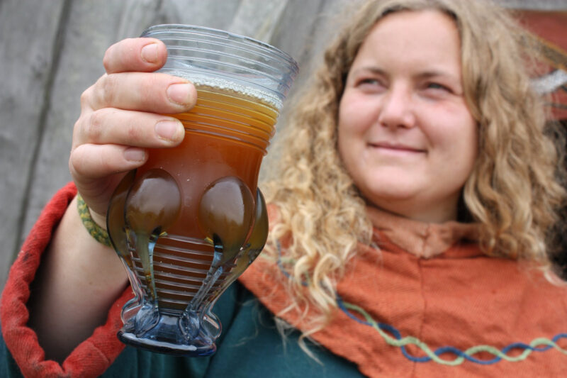 Wikingerfrau-mit-Glas-Viking-Center-Reisen-nach-Daenemark-mit-Nordic-der-Skandinavien-Spezialist