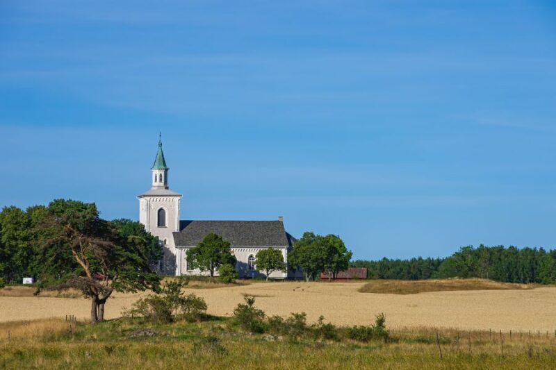 Blick-auf-das-Dorf-und-die-Kirche-von-Otterstad-auf-Kallandso-Vastergotland-in-Westschweden-Reisen-mit-Nordic-der-Skandinavien-Spezialist