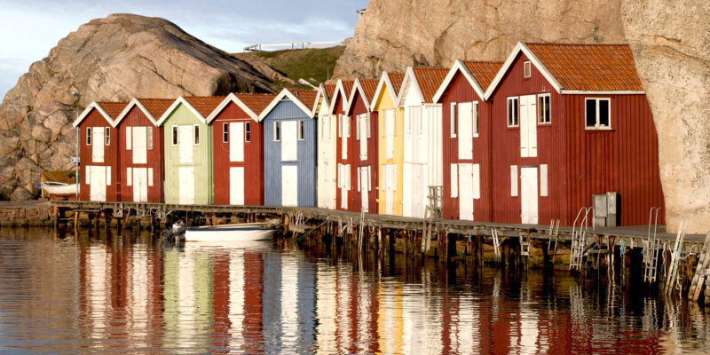 Bunte-Fischerhaeuser-an-der-Kueste-von-Bohuslan-in-Westschweden-Reisen-mit-Nordic-der-Skandinavien-Spezialist-©-Sebastian-Lineros