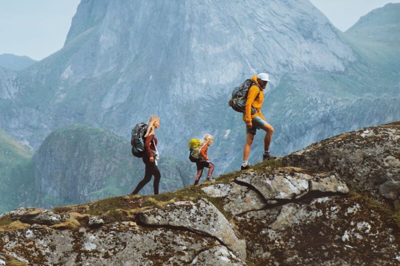 Familie-wandert-auf-Berg-in-Norwegen-Reisen-mit-Nordic-der-Skandinavien-Spezialist