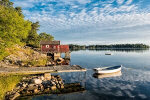 Haus-am-See-in-Schweden-im-Sommer-Reisen-mit-Nordic-der-Skandinavien-Spezialist