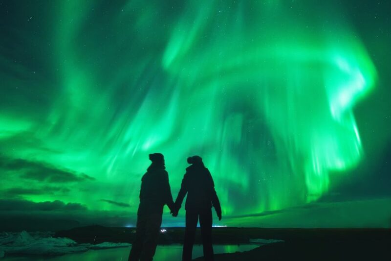 Paar-beobachtet-die-Nordlichter-in-Lappland-Reisen-mit-Nordic-der-Skandinavien-Spezialist