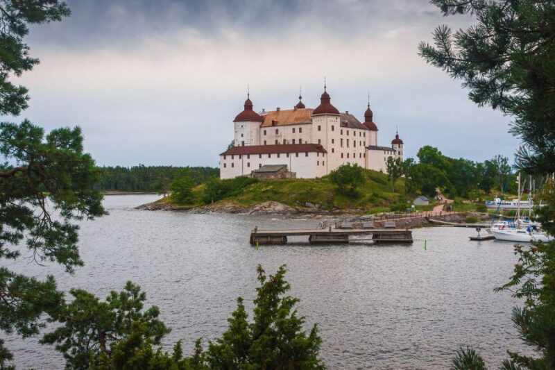Sicht-auf-Schloss-Lacko-in-Westschweden-auf-der-Insel-Kallandso-am-Vaenern-bei-Lidkoping-in-Vastergotland-Reisen-mit-Nordic-der-Skandinavien-Spezialist