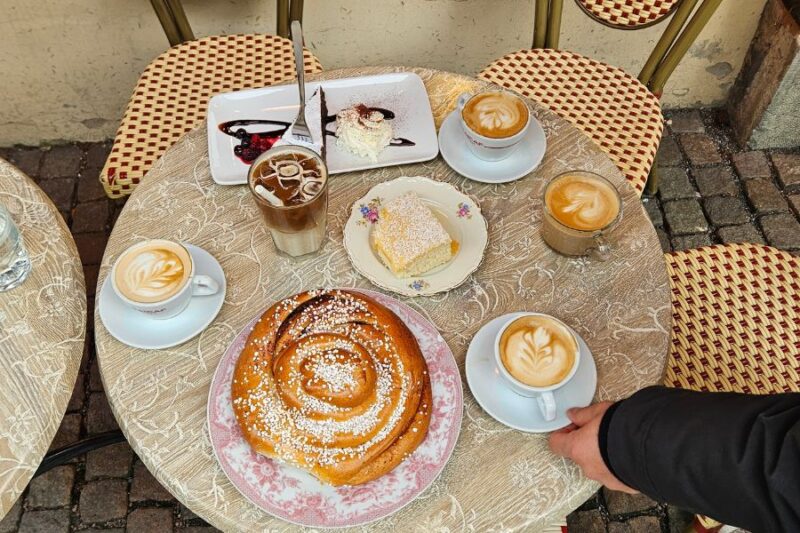 Traditionelle-schwedische-Fika-mit-Riesen-Zimtschneckemet-in-Haga-Goteborg-in-Westschweden-Reisen-mit-Nordic-der-Skandinavien-Spezialist