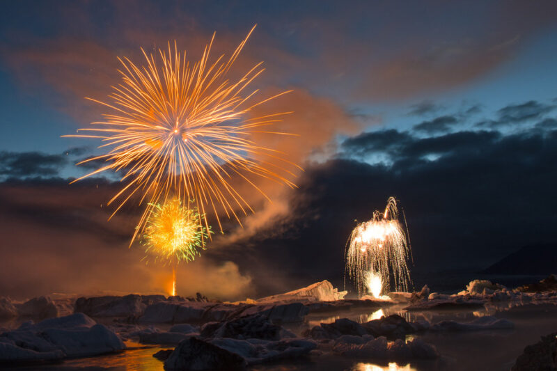 Feuerwerk-zu-Silvester-Neujahr-in-Jokulsarlon-in-Island-Reisen-mit-Nordic-der-Skandinavien-Spezialist