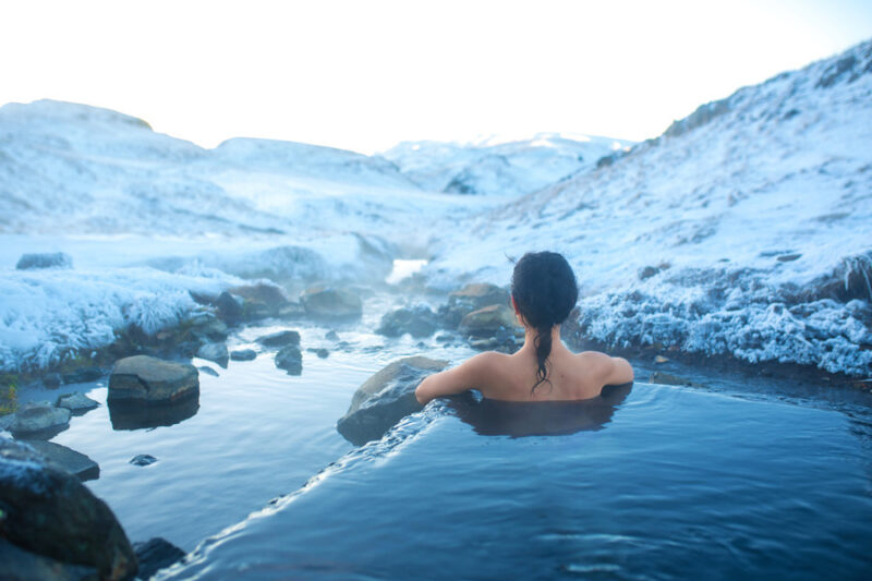 Frau-badet-in-heisser-Thermalquelle-in-Island-Reisen-mit-Nordic-der-Skandinavien-Spezialist