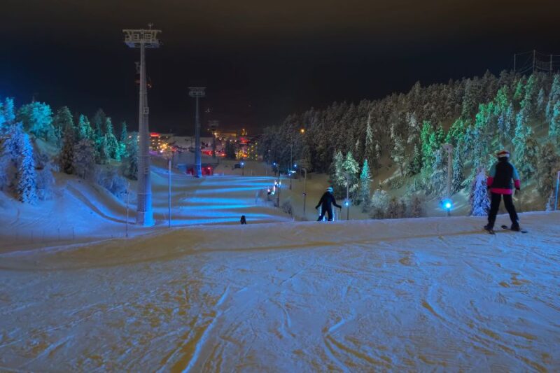 Abends-Skifahren-in-Ruka-Lappland-Reisen-mit-Nordic-der-Skandinavien-Spezialist