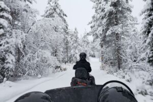 Schneemobiltour-in-Ruka-Lappland-Reisen-mit-Nordic-der-Skandinavien-Spezialist