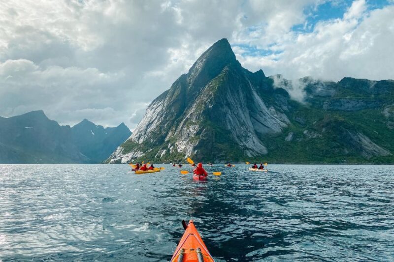 Kajak-fahren-in-Norwegen-Reisen-mit-Nordic-der-Skandinavien-Spezialist
